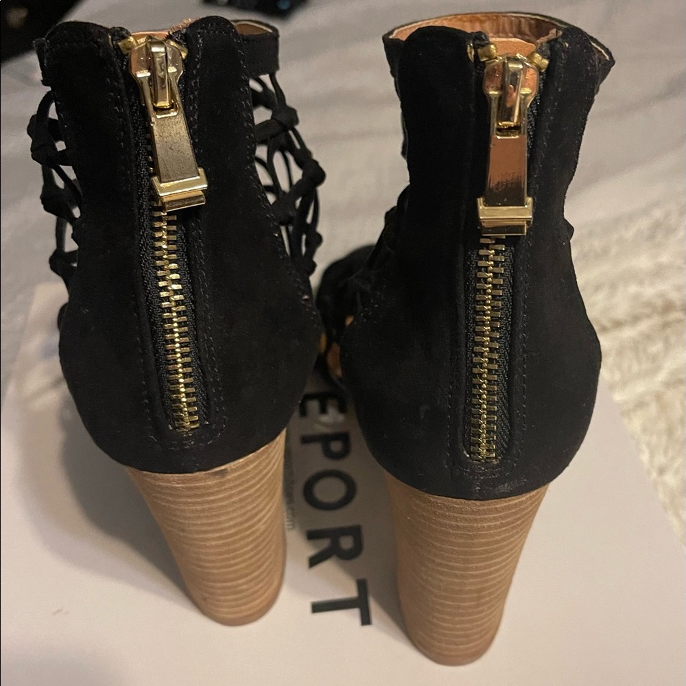 Practically New Report Shoes Size 9 - image 5